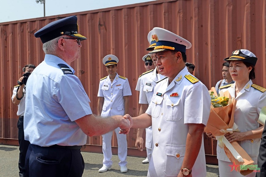  Đại tá Nguyễn Việt Anh, Phó tham mưu trưởng Vùng 2 Hải quân chủ trì lễ đón tàu Hải quân Hoàng gia Australia.