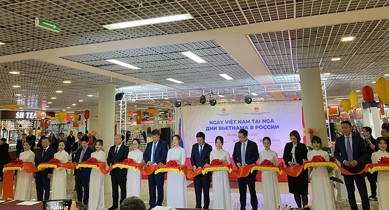 Các đại biểu cắt băng khai mạc “Ngày Việt Nam tại Nga”. Ảnh: vov.vn
