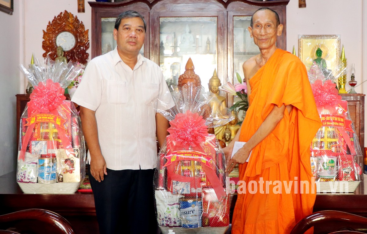 Ông Kim Ngọc Thái, Chủ tịch HĐND tỉnh Trà Vinh chúc mừng  lễ Sene Đolta Hòa thượng Thạch Oai, chùa KomPong (phường 1, thành phố Trà Vinh, tỉnh Trà Vinh). (Ảnh: Báo Trà Vinh)