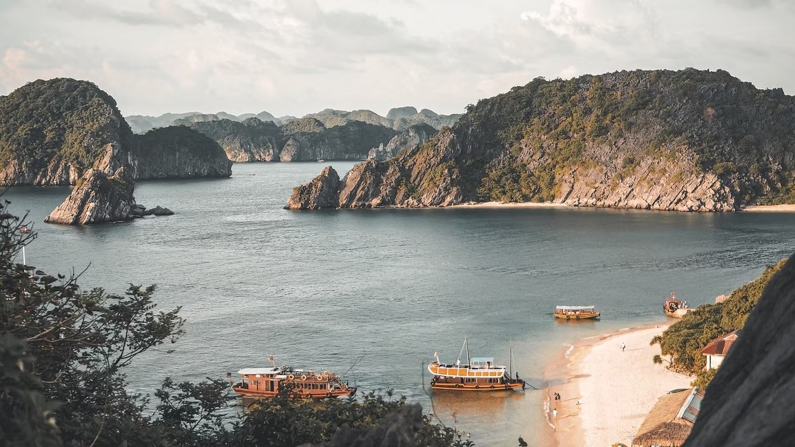 Vịnh Hạ Long nổi tiếng với những núi đá vôi độc đáo nhưng cũng có một số bãi biển tuyệt đẹp. Một trong những bãi biển được yêu thích nhất là Bãi Cháy, một bãi biển nhân tạo thu hút nhiều khách du lịch. Outlook Traveller khuyên du khách để có được toàn bộ trải nghiệm nên đi thuyền đến đảo Ti Tốp nằm giữa vịnh, nơi có một bãi biển tuyệt đẹp. Nếu có nhiều thời gian hơn, du khách có thể qua đêm và khám phá bãi cát Bàn Chân, hòn Bọ Hung ít đông đúc hơn nhưng không kém phần ấn tượng với bãi cát trắng tuyệt đẹp. Vịnh Hạ Long nổi tiếng với những núi đá vôi độc đáo nhưng cũng có một số bãi biển tuyệt đẹp. Một trong những bãi biển được yêu thích nhất là Bãi Cháy, một bãi biển nhân tạo thu hút nhiều khách du lịch. Outlook Traveller khuyên du khách để có được toàn bộ trải nghiệm nên đi thuyền đến đảo Ti Tốp nằm giữa vịnh, nơi có một bãi biển tuyệt đẹp. Nếu có nhiều thời gian hơn, du khách có thể qua đêm và khám phá bãi cát Bàn Chân, hòn Bọ Hung ít đông đúc hơn nhưng không kém phần ấn tượng với bãi cát trắng tuyệt đẹp.