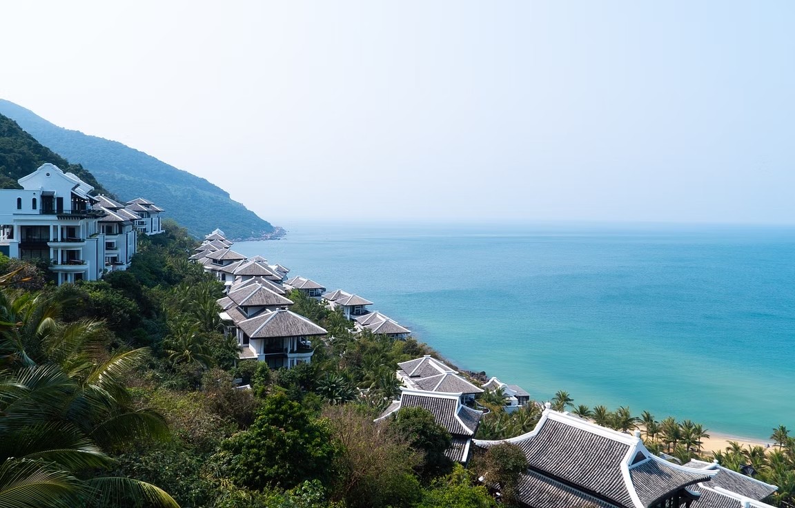 Đà Nẵng là một thành phố ven biển xinh đẹp, nổi tiếng với những bãi biển đầy cát. Những địa điểm hướng ra bãi biển là những nơi vắng vẻ nhất, đáp ứng sở thích của những người yêu thích phiêu lưu và thám hiểm. Du khách ở đây có thể chơi các môn thể thao dưới nước như lướt sóng, lặn với ống thở và mô tô nước. Ngoài ra, du khách có thể khám phá bãi biển Tiên Sa ở phía bắc bán đảo Sơn Trà bằng xe máy. Từ Đà Nẵng, du khách có thể di chuyển đến Vườn quốc gia Phong Nha-Kẻ Bàng (Quảng Bình), di sản thế giới được UNESCO công nhận. Đà Nẵng là một thành phố ven biển xinh đẹp, nổi tiếng với những bãi biển đầy cát. Những địa điểm hướng ra bãi biển là những nơi vắng vẻ nhất, đáp ứng sở thích của những người yêu thích phiêu lưu và thám hiểm. Du khách ở đây có thể chơi các môn thể thao dưới nước như lướt sóng, lặn với ống thở và mô tô nước. Ngoài ra, du khách có thể khám phá bãi biển Tiên Sa ở phía bắc bán đảo Sơn Trà bằng xe máy. Từ Đà Nẵng, du khách có thể di chuyển đến Vườn quốc gia Phong Nha-Kẻ Bàng (Quảng Bình), di sản thế giới được UNESCO công nhận.