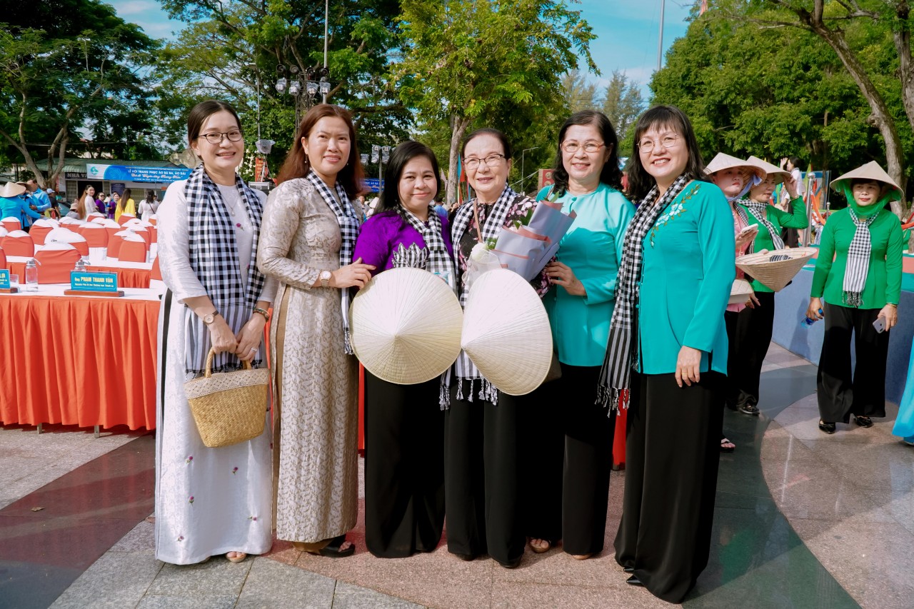Cần Thơ: 5000 người diễu hành áo bà ba, áo dài xác lập kỷ lục Việt Nam Cần Thơ: 5000 người diễu hành áo bà ba, áo dài xác lập kỷ lục Việt Nam