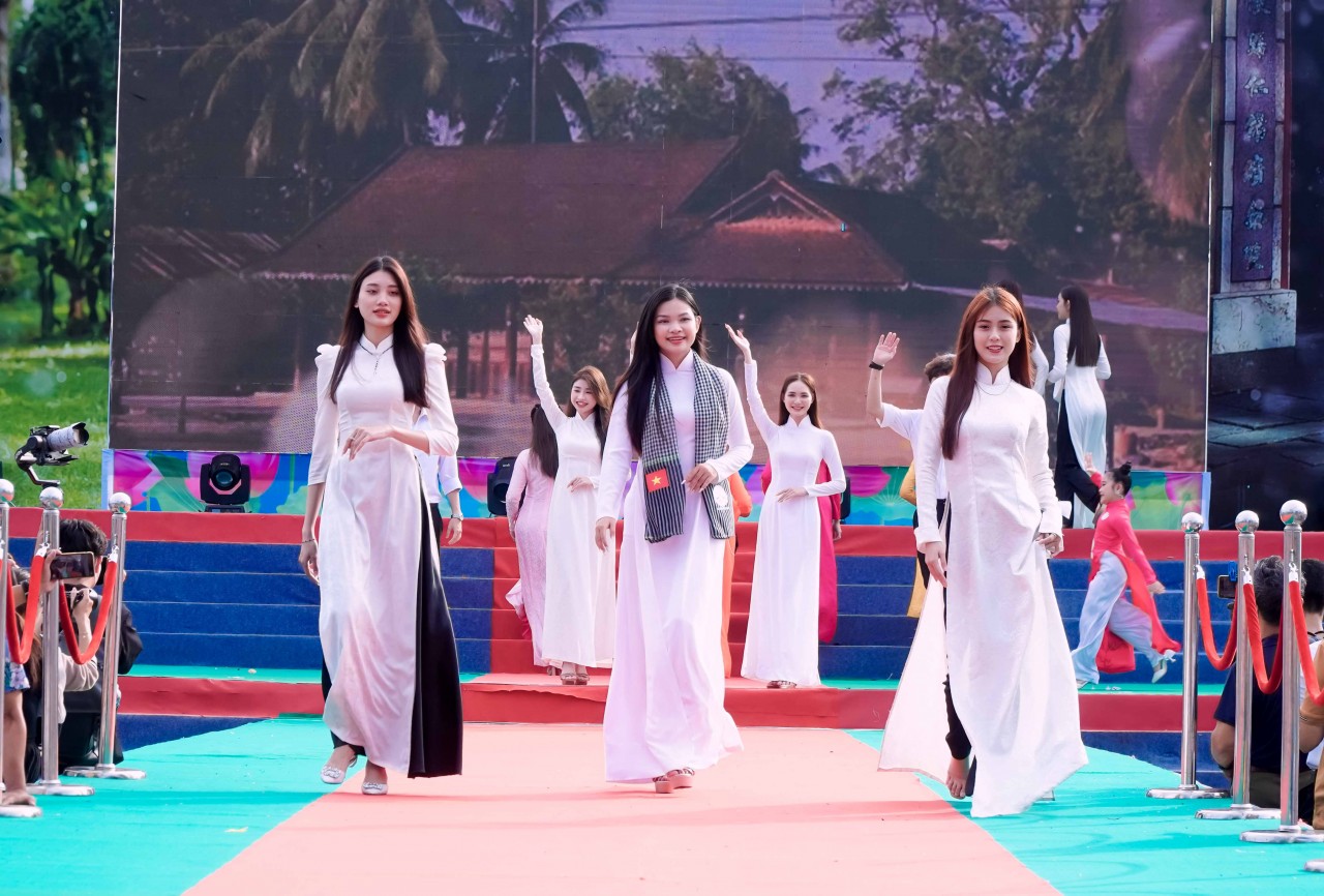 Cần Thơ: 5000 người diễu hành áo bà ba, áo dài xác lập kỷ lục Việt Nam Cần Thơ: 5000 người diễu hành áo bà ba, áo dài xác lập kỷ lục Việt Nam
