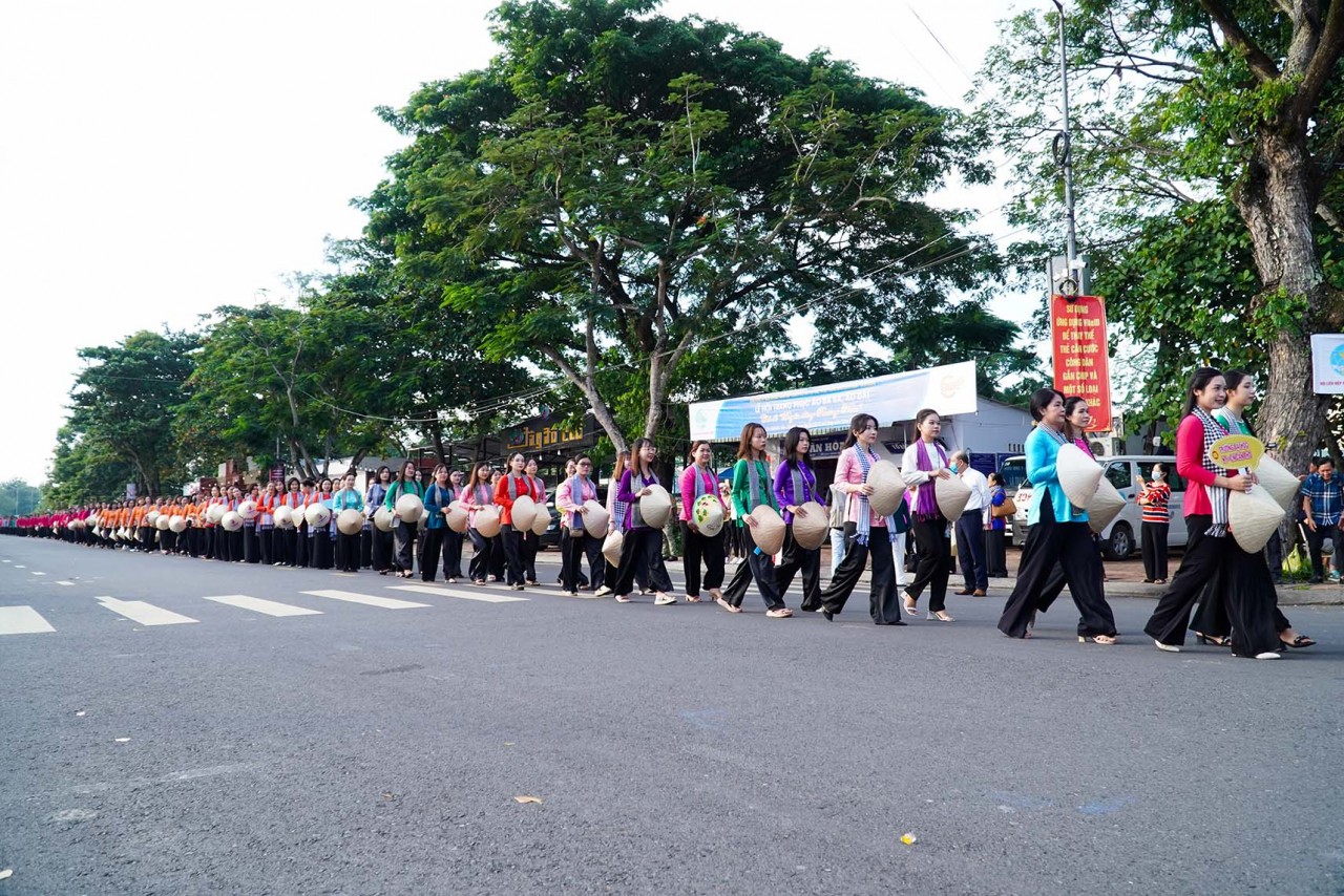 Cần Thơ: 5000 người diễu hành áo bà ba, áo dài xác lập kỷ lục Việt Nam Cần Thơ: 5000 người diễu hành áo bà ba, áo dài xác lập kỷ lục Việt Nam