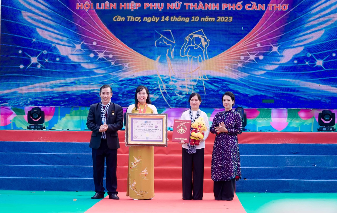 Cần Thơ: 5000 người diễu hành áo bà ba, áo dài xác lập kỷ lục Việt Nam Cần Thơ: 5000 người diễu hành áo bà ba, áo dài xác lập kỷ lục Việt Nam