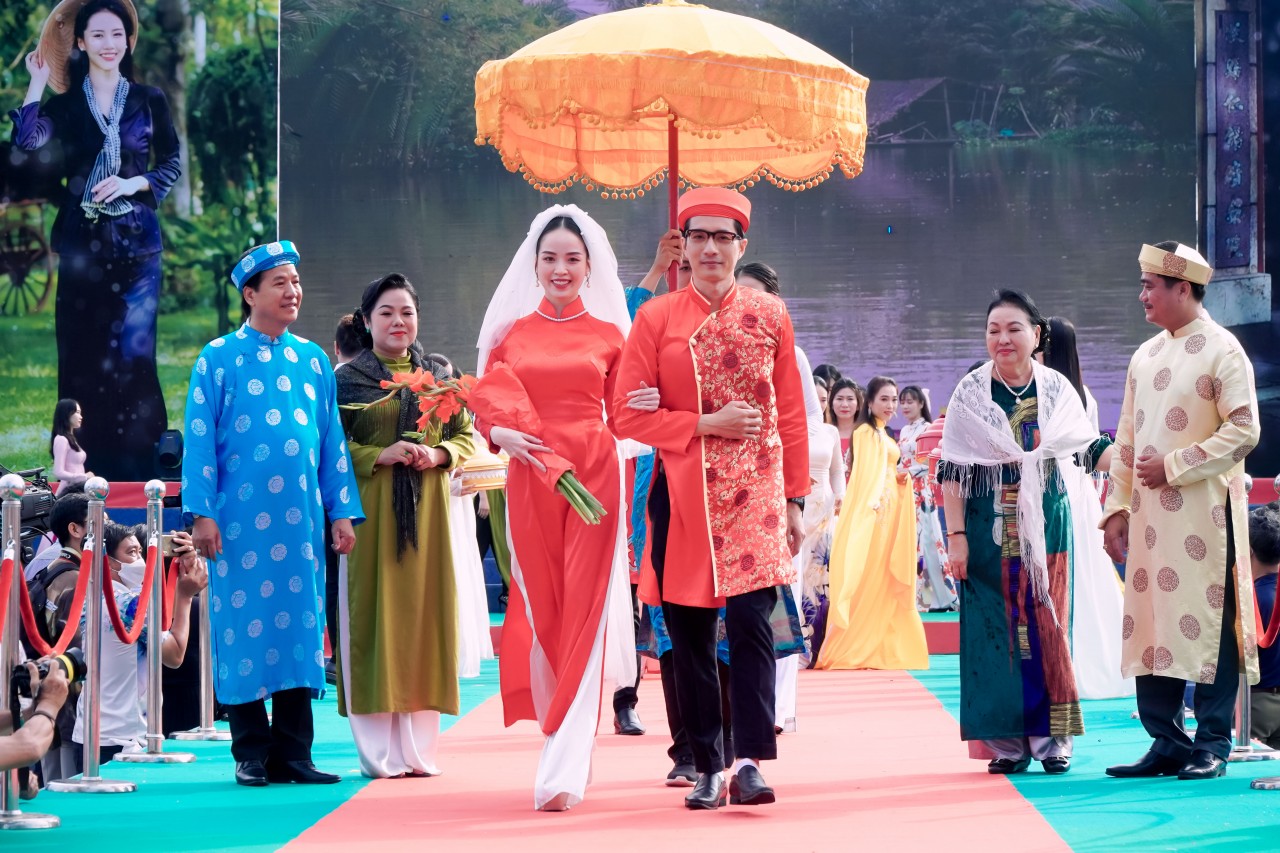 Cần Thơ: 5000 người diễu hành áo bà ba, áo dài xác lập kỷ lục Việt Nam Cần Thơ: 5000 người diễu hành áo bà ba, áo dài xác lập kỷ lục Việt Nam