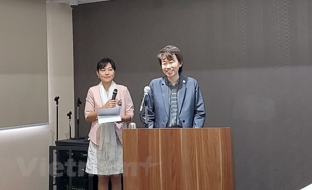 Bà Kamitani Naoko, Bí thư thứ Nhất, Trưởng Ban Báo chí và Văn hóa, Đại sứ quán Nhật Bản tại Việt Nam phát biểu tại họp báo. (Ảnh: Minh Thu/Vietnam+)
