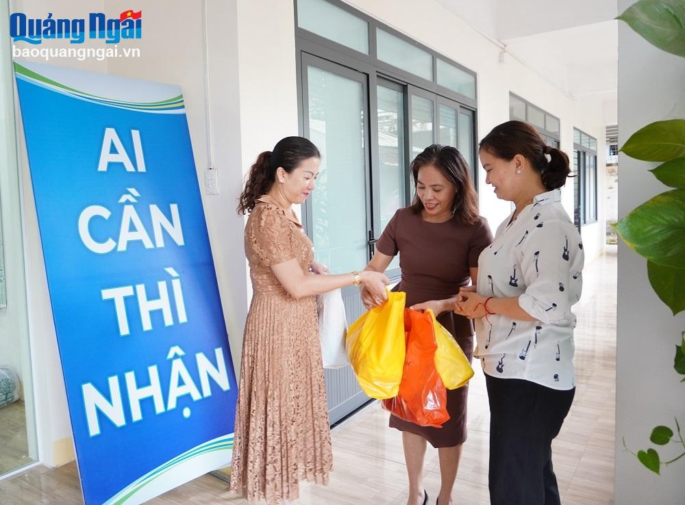 Hội LHPN tỉnh tiếp nhận những bộ áo dài do các chị em hội viên trong toàn tỉnh gửi tặng phụ nữ khó khăn.