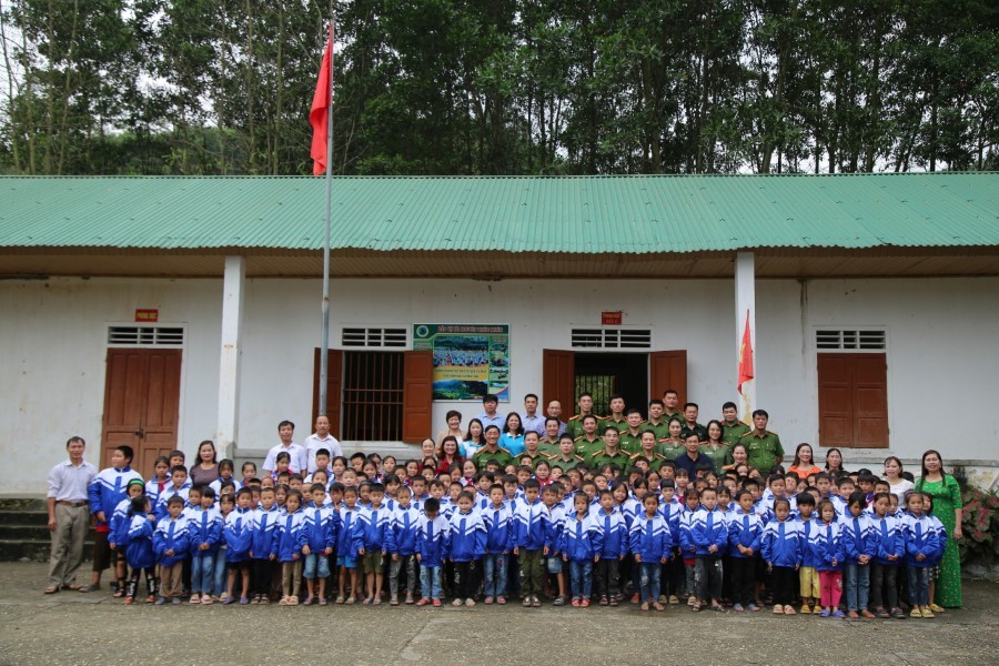Trao quà tặng nhà trường và các em học sinh 03 trường tiểu học vùng biên giới Việt – Lào