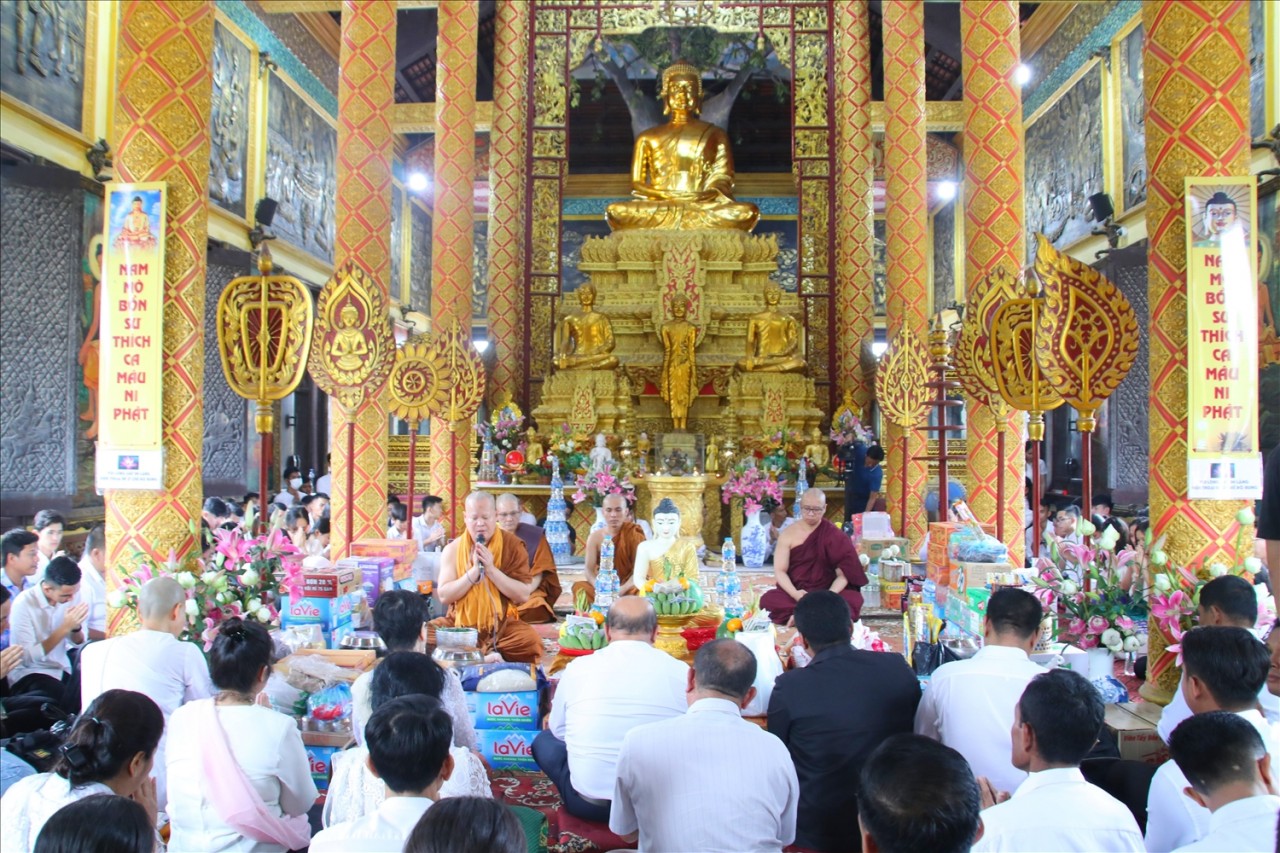 Nghi thức tụng kinh nằm trong ngày cúng chính của lễ Sen Dolta. 
