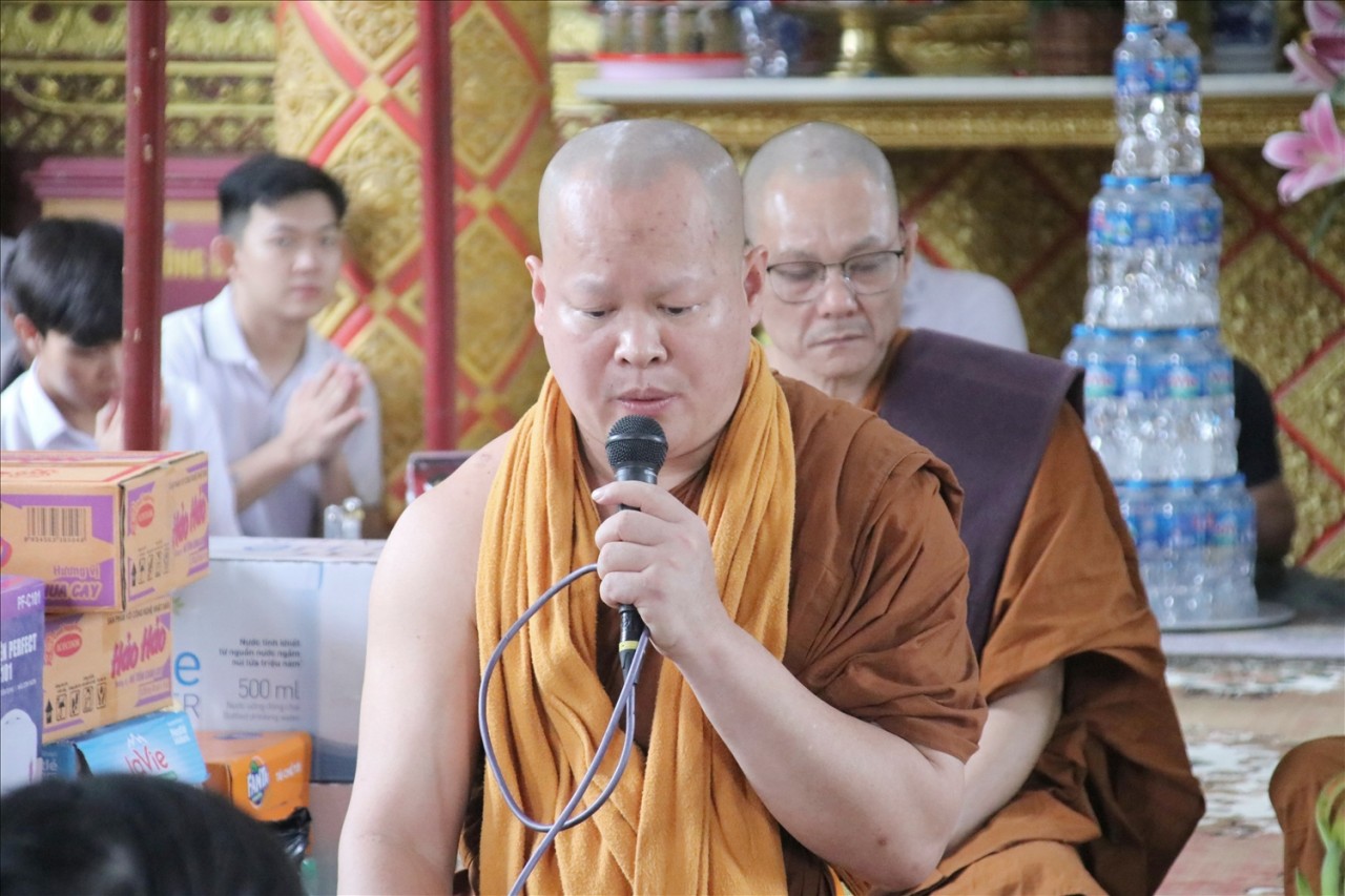 Sư thầy tụng kinh cầu bình an cho các phật tử