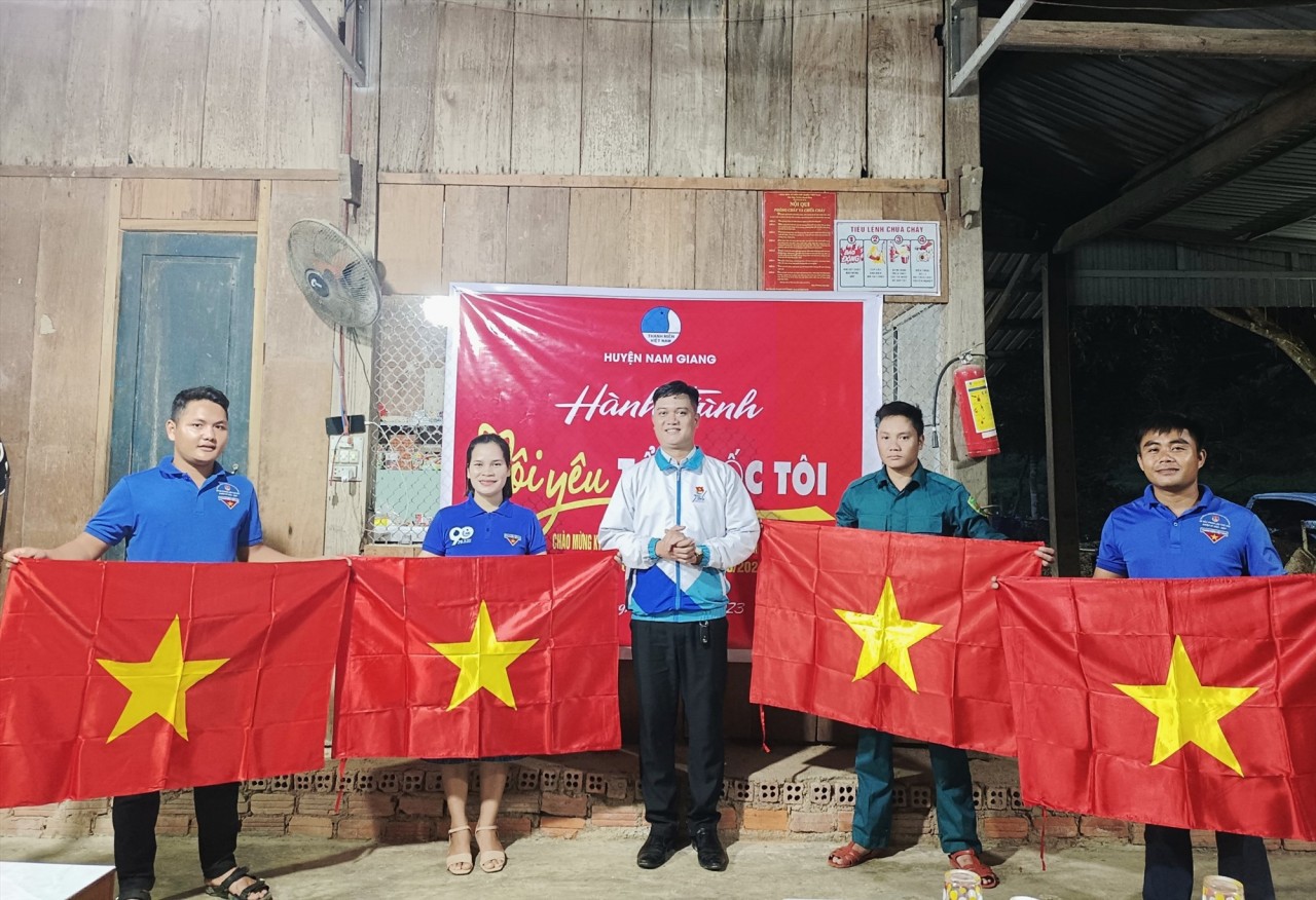 Bí thư Huyện đoàn Nam Giang - Bùi Thế Anh trao cờ Tổ quốc cho đại diện Đoàn xã Đắc Pring. Ảnh: Đ.N