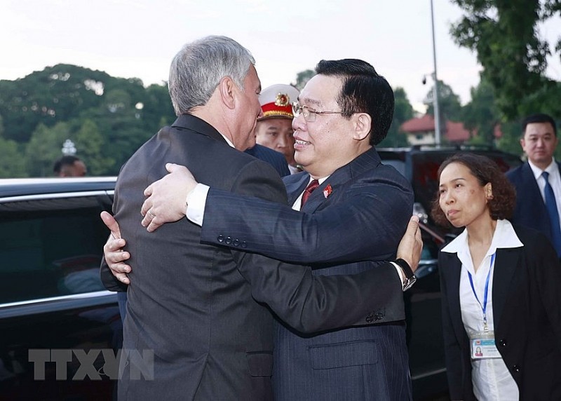 Chủ tịch Quốc hội Vương Đình Huệ đón, hội đàm với Chủ tịch Duma Nga | Chính trị | Vietnam+ (VietnamPlus)