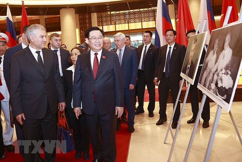 Chủ tịch Quốc hội Vương Đình Huệ đón, hội đàm với Chủ tịch Duma Nga | Chính trị | Vietnam+ (VietnamPlus)