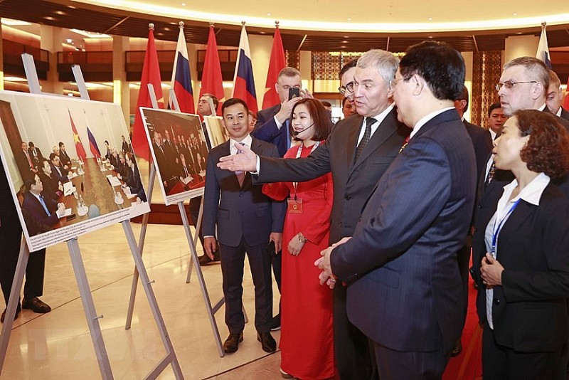 Chủ tịch Quốc hội Vương Đình Huệ đón, hội đàm với Chủ tịch Duma Nga | Chính trị | Vietnam+ (VietnamPlus)
