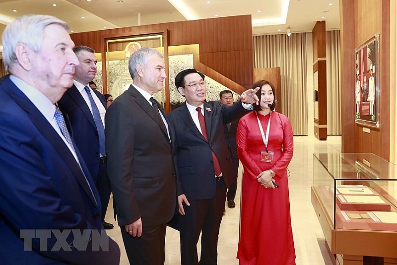 Chủ tịch Quốc hội Vương Đình Huệ đón, hội đàm với Chủ tịch Duma Nga | Chính trị | Vietnam+ (VietnamPlus)