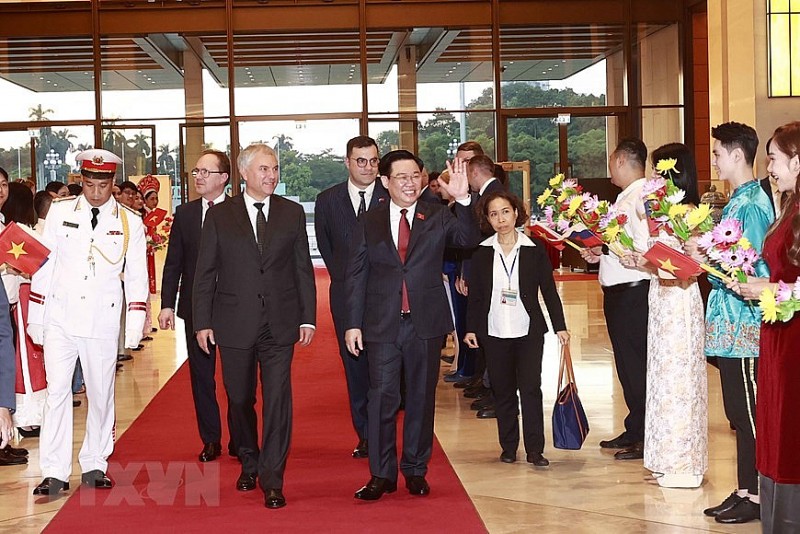 Chủ tịch Quốc hội Vương Đình Huệ đón, hội đàm với Chủ tịch Duma Nga | Chính trị | Vietnam+ (VietnamPlus)