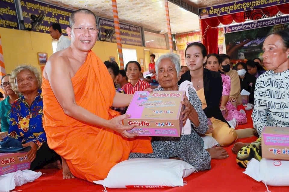 Thượng tọa Danh Nâng trao quà mừng Sen Dolta đến phật tử