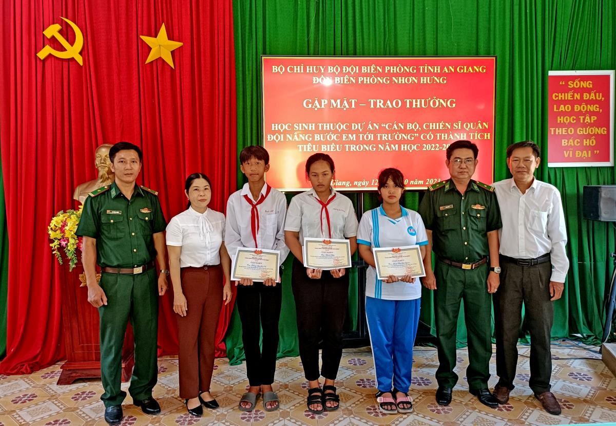 Đồn Biên phòng Nhơn Hưng trao thưởng cho học sinh nghèo học giỏi thuộc Dự án “Cán bộ, chiến sĩ Quân đội nâng bước em đến trường”. Ảnh: Chiến Khu