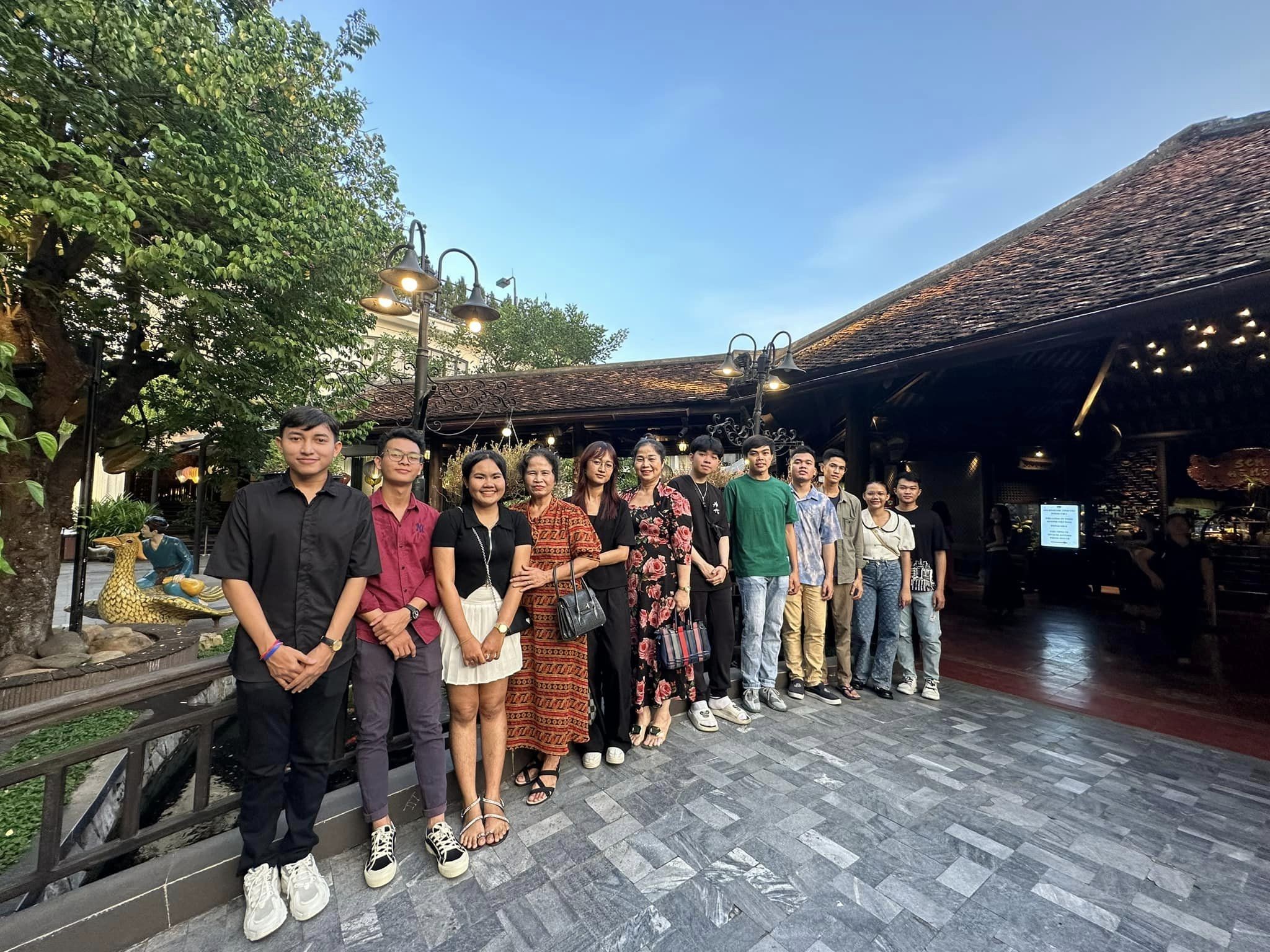 Bà Yos Bopha chụp ảnh cùng các lưu học sinh Campuchia trong một lần 