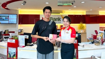 Khách hàng bất ngờ khi đăng ký App HDBank quay trúng 5 triệu đồng