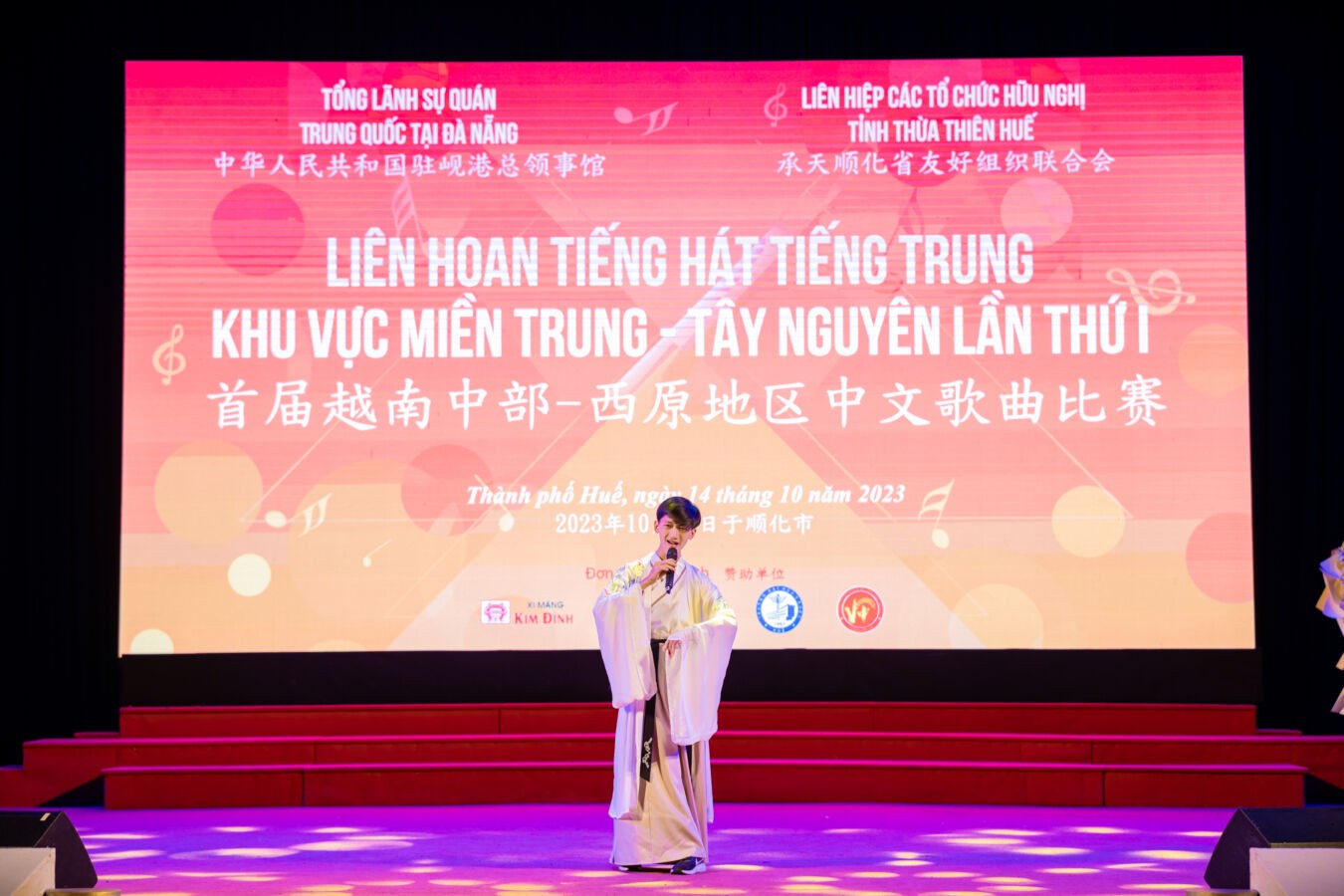 Tiết mục Hữu phượng nghi đường của Nguyễn Hòa Hiếu Khoa tiếng Trung,       Đại học Ngoại ngữ, Đại học Huế đạt giải nhất (Ảnh: huefo.vn)
