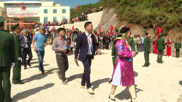 Ngay sau Lễ thông quan, các công dân của Việt Nam và Trung Quốc, đã được làm thủ tục xuất, nhập cảnh qua lại cửa khẩu Săm Pun - Điền Bồng.