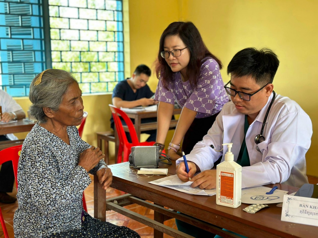 Tăng cường bác sĩ Việt Nam đến Campuchia chăm sóc y tế cho bà con người Việt