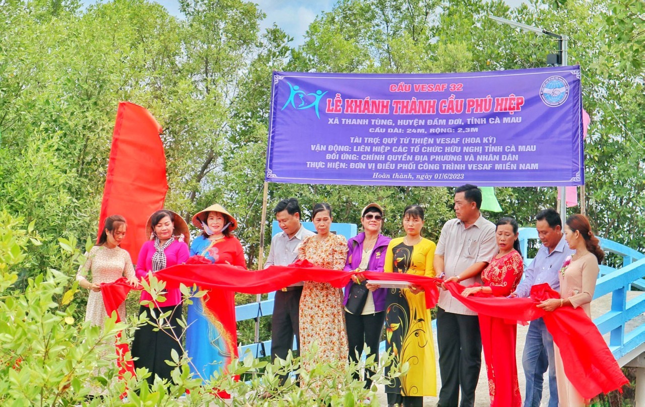 Đại diện Liên hiệp các tổ chức hữu nghị tỉnh Cà Mau, Quỹ từ thiện VESAF cùng chính quyền địa phương cắt băng khánh thành cầu Phú Hiệp (xã Thanh tùng, huyện Đàm Dơi, Cà Mau).