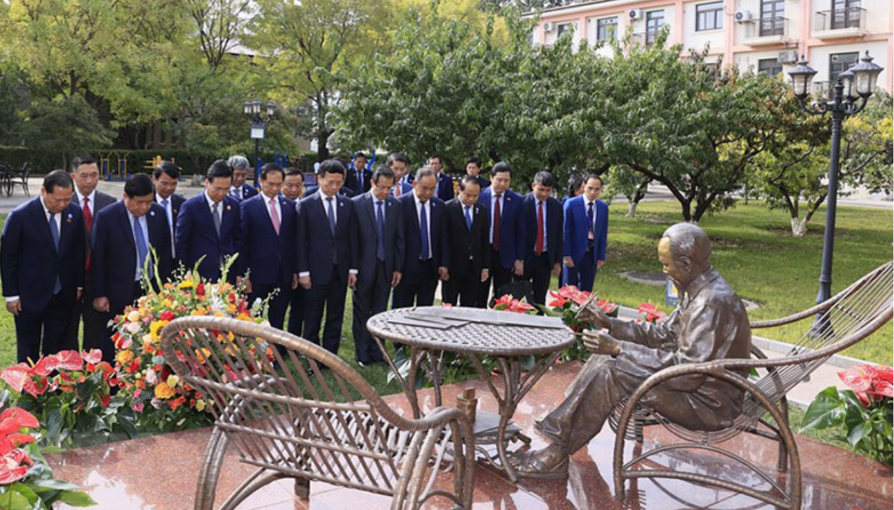 Chủ tịch nước Võ Văn Thưởng gặp mặt cán bộ, nhân viên Đại sứ quán và các cơ quan đại diện Việt Nam tại Trung Quốc