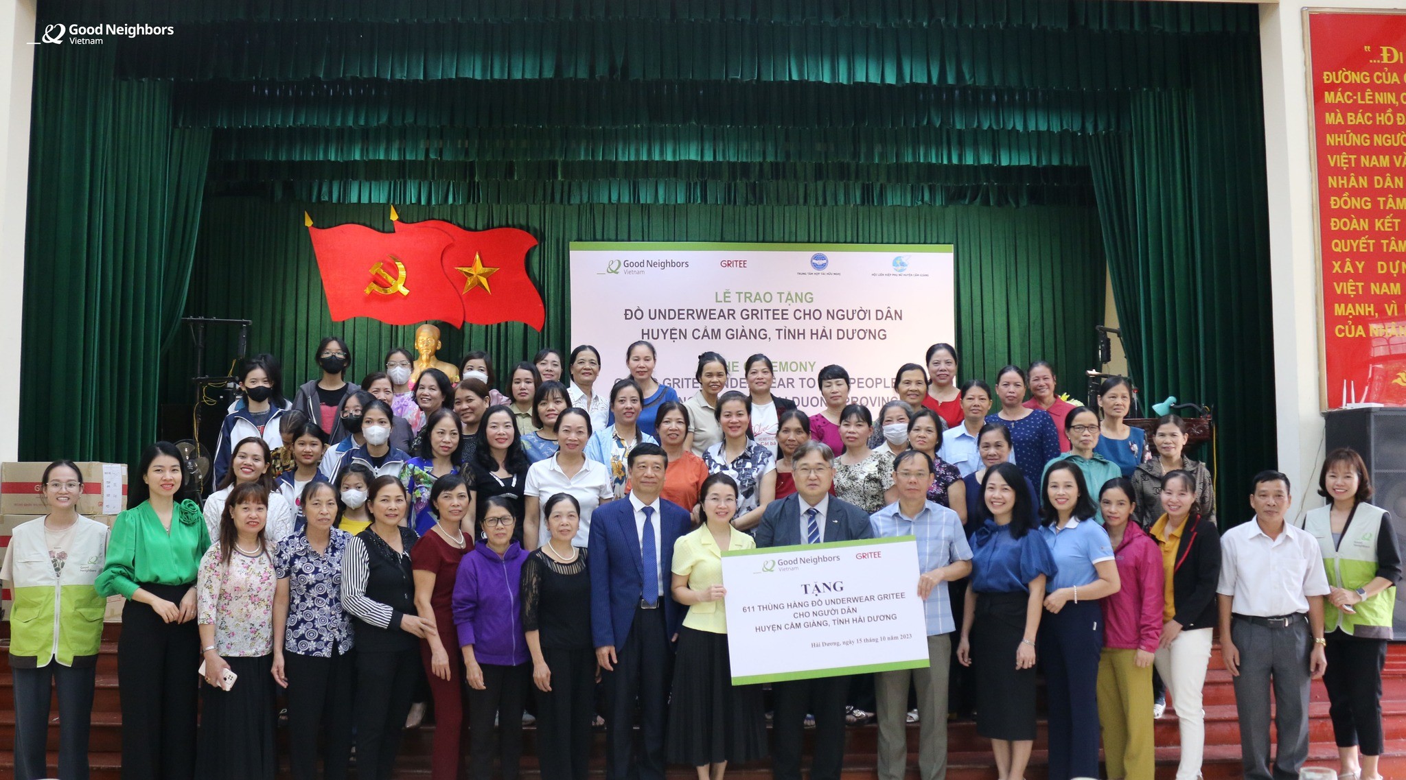 Trao tặng quà cho 50 phụ nữ, trẻ em gái ở thị trấn Lai Cách.