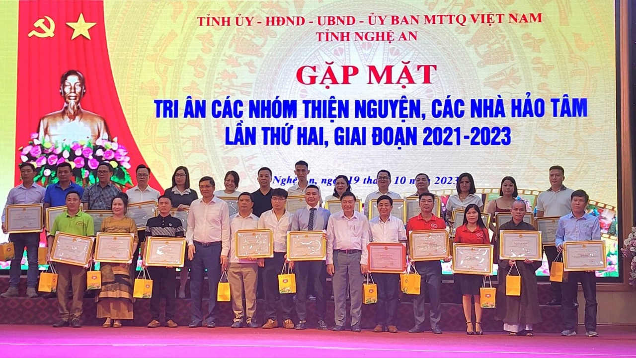 CLB Tennis Báo chí Nghệ An vinh dự được tặng Bằng khen về công tác an sinh xã hội