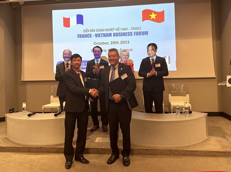 Chủ tịch UBND tỉnh Triệu Thế Hùng, bà Marie-Christine Oghly, Phó Chủ tịch Phòng Thương mại Paris; ông Đinh Toàn Thắng, Đại sứ, Đại sứ quán Việt Nam tại Pháp và ông Nguyễn Quang Vinh, Phó Chủ tịch VCCI chứng kiến Bản ghi nhớ hợp tác giữa Hiệp hội doanh nghiệp Việt Nam tại Pháp và Sở Công Thương tỉnh Hải Dương. 