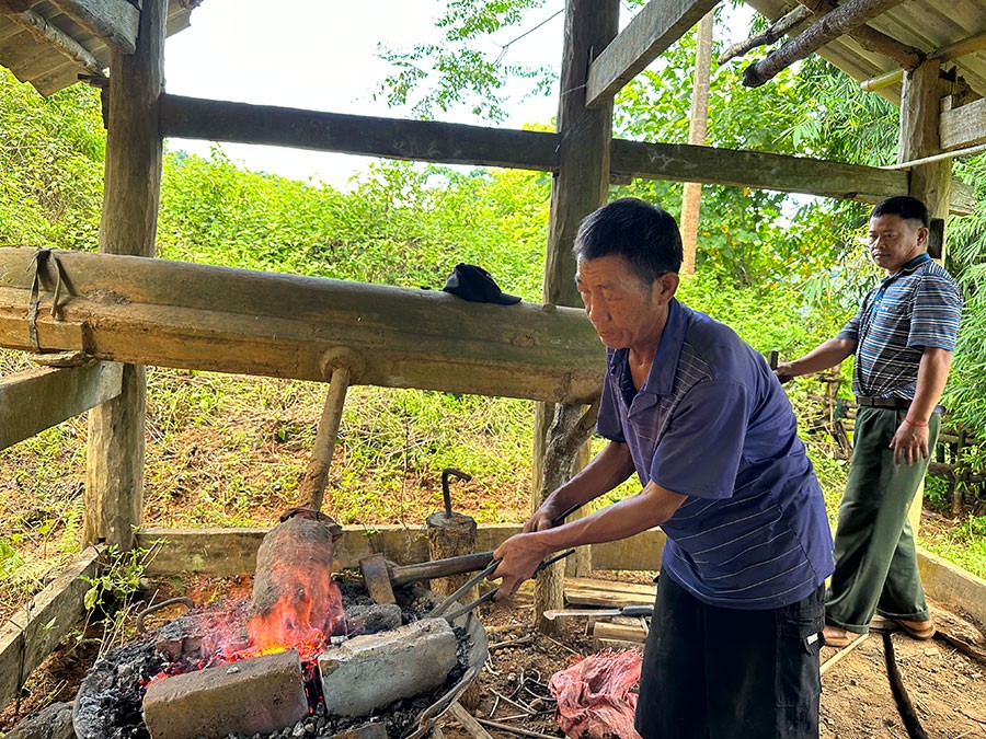 Nghề rèn của người Mông tỉnh Điện Biên được công nhận Di sản văn hóa phi vật thể quốc gia. (Ảnh: Báo Điện Biên)