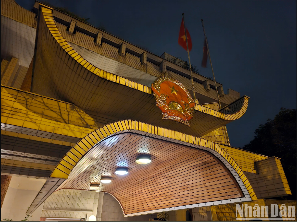 [Ảnh] Tòa Đại sứ Việt Nam tại Pháp - nơi ghi dấu ngoại giao nhân dân và tình yêu đất nước của kiều bào