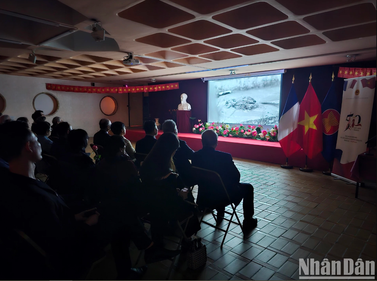 [Ảnh] Tòa Đại sứ Việt Nam tại Pháp - nơi ghi dấu ngoại giao nhân dân và tình yêu đất nước của kiều bào
