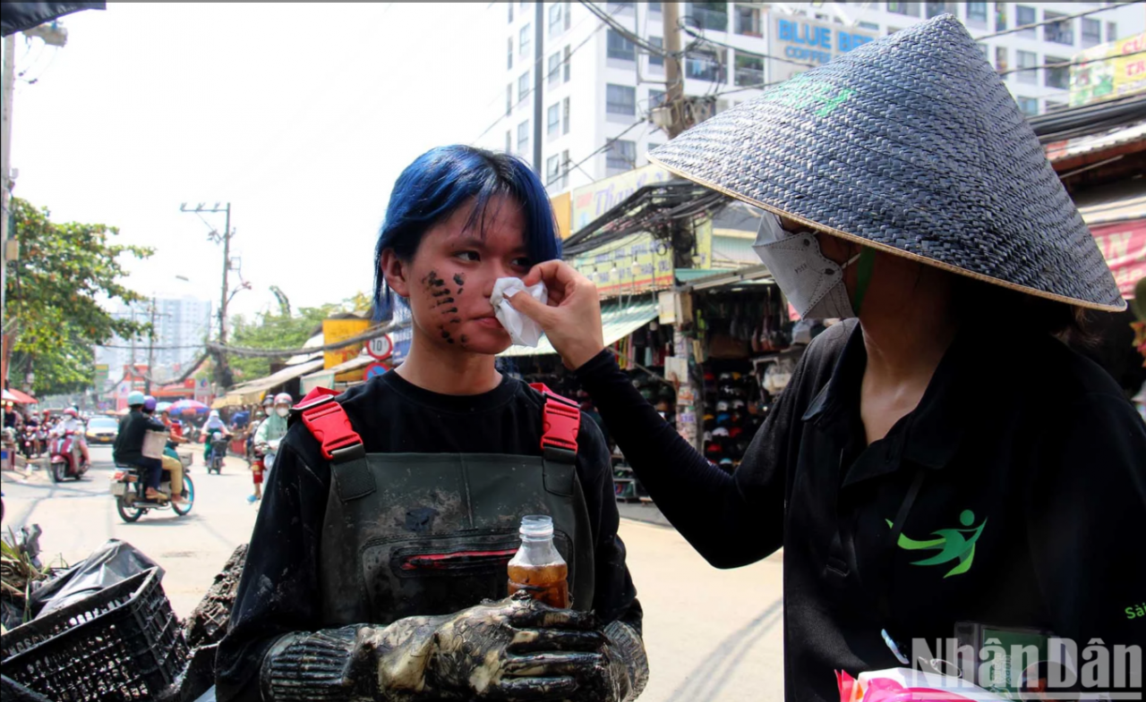 Giới trẻ Việt Nam chung tay vớt rác tại sông, hồ làm sạch môi trường