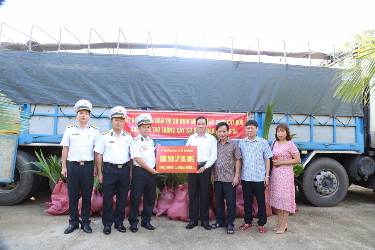 2000 cây dừa giống tặng cho huyện đảo Trường Sa