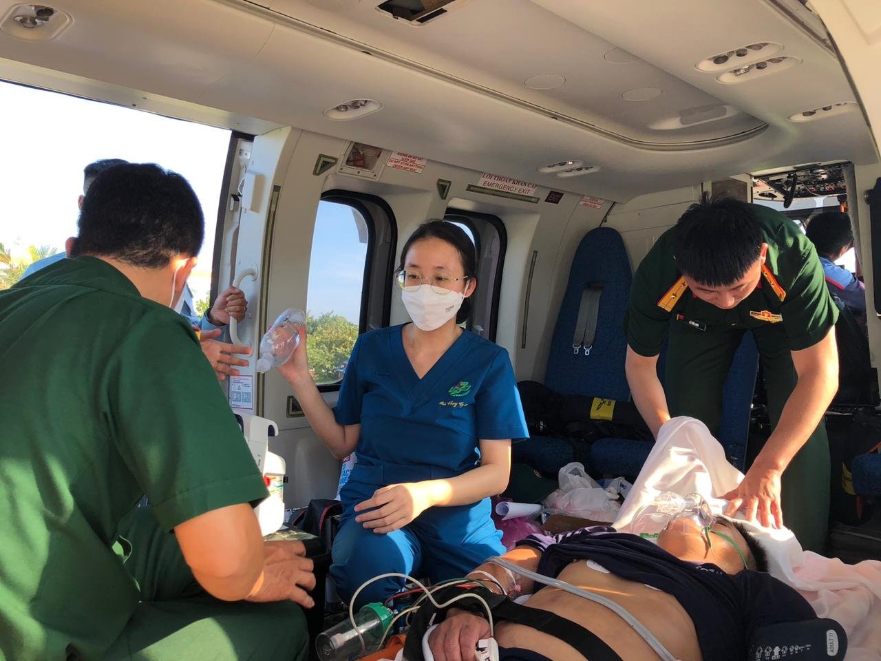 Trực thăng EC 225 đưa ngư dân bị từ đảo Song Tử Tây vào bờ điều trị