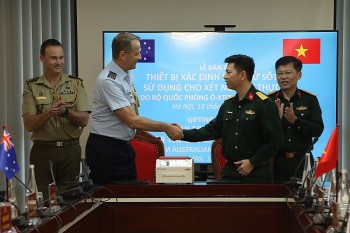 Việt Nam tiếp nhận trang thiết bị y tế phục vụ xét nghiệm sốt rét Australia trao tặng