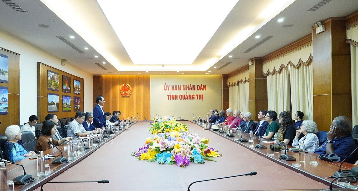 Lãnh đạo UBND tỉnh Quảng Trị làm việc với làm việc với đoàn công tác tổ chức VFP. (Ảnh: Quangtri.gov.vn)