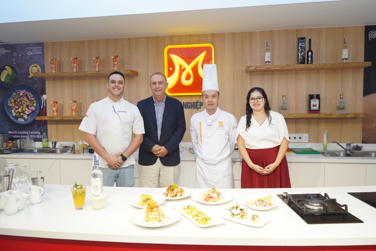 Bếp trưởng José María Murga Brescia, Đại sứ Peru tại Việt Nam Augusto Morelli, bếp trưởng Phạm Ngọc Dũng và Phó Đại sứ Peru tại Việt Nam Kristell Aviles Flores tại sự kiện (Ảnh: Thời Đại)