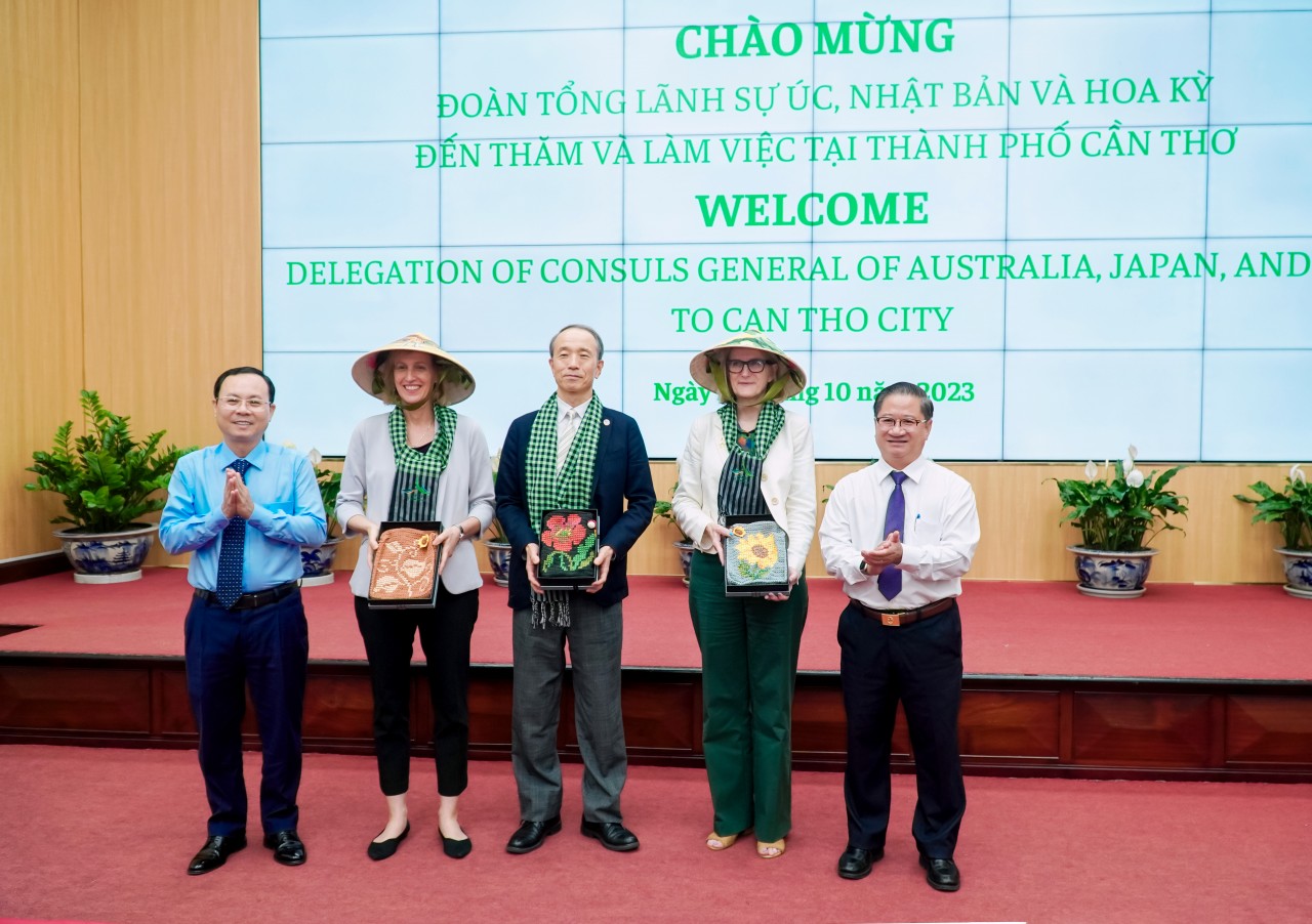 Lãnh đạo TP Cần Thơ tiếp đoàn Tổng Lãnh sự 3 nước Hoa Kỳ, Nhật Bản và Australia