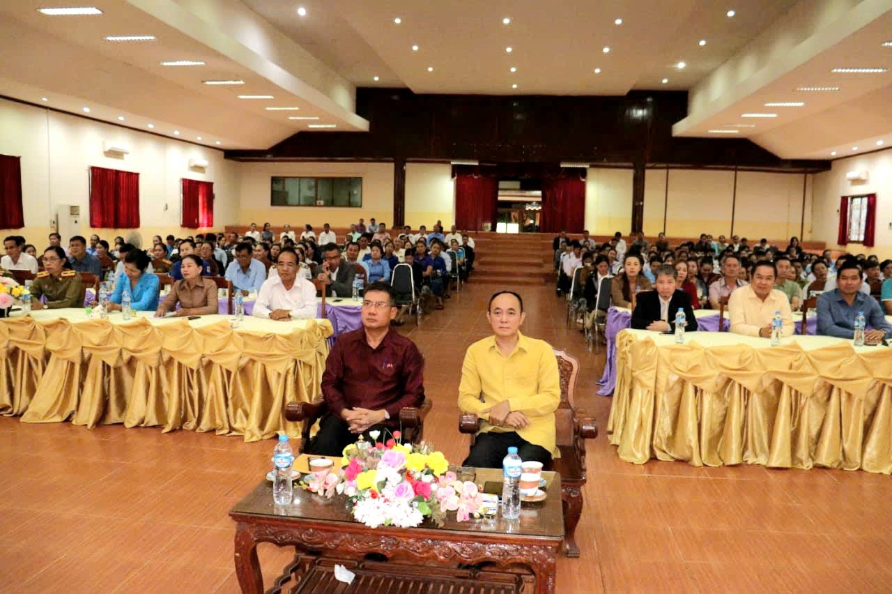 Truyền tải hình ảnh Chủ tịch Hồ Chí Minh đến cộng đồng người Việt và nhân dân Lào