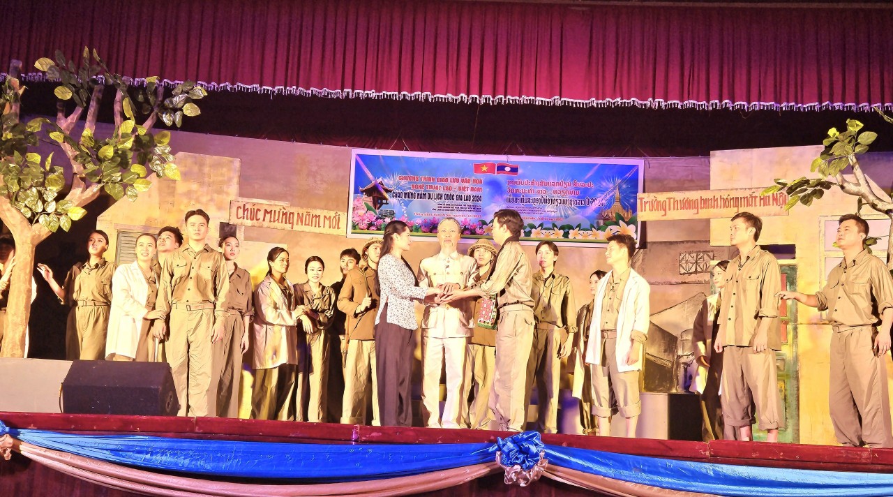 Truyền tải hình ảnh Chủ tịch Hồ Chí Minh đến cộng đồng người Việt và nhân dân Lào
