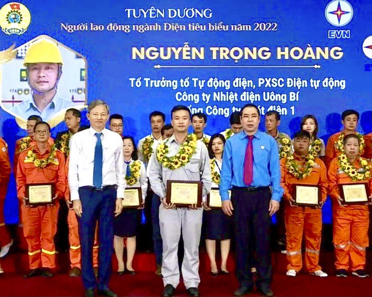Kỹ thuật viên Nguyễn Trọng Hoàng được EVN biểu dương, khen thưởng.
