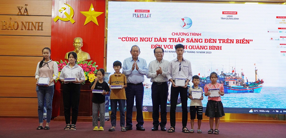 Nhiều hoạt động ý nghĩa qua Chương trình “Cùng ngư dân thắp sáng đèn trên biển” tại Quảng Bình