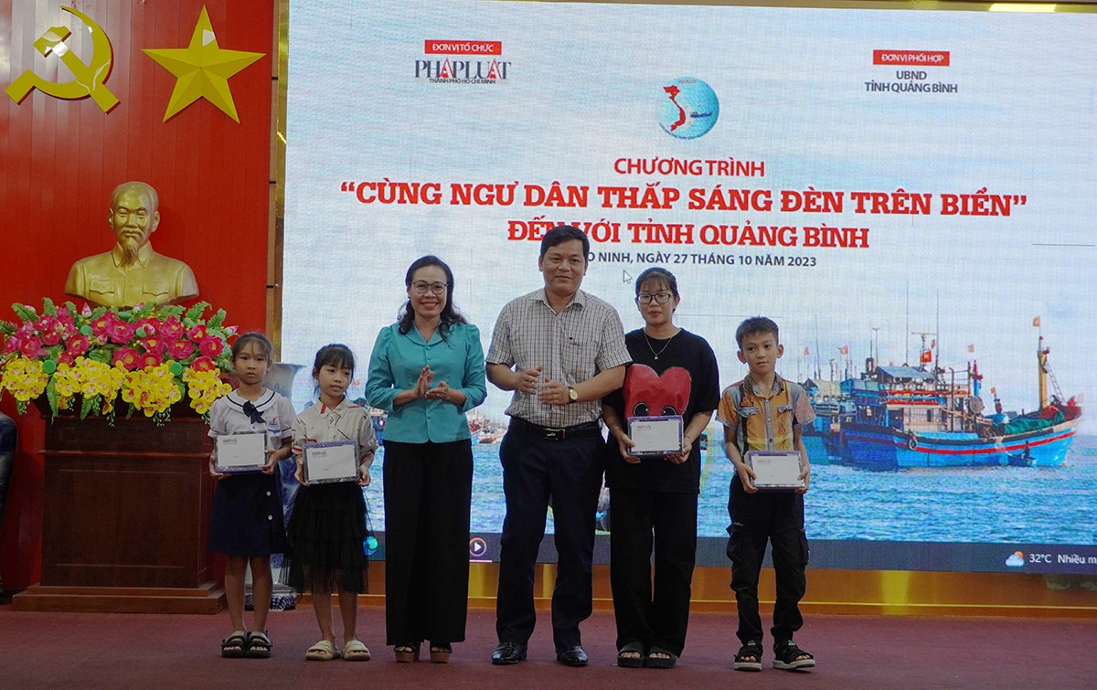 Nhiều hoạt động ý nghĩa qua Chương trình “Cùng ngư dân thắp sáng đèn trên biển” tại Quảng Bình