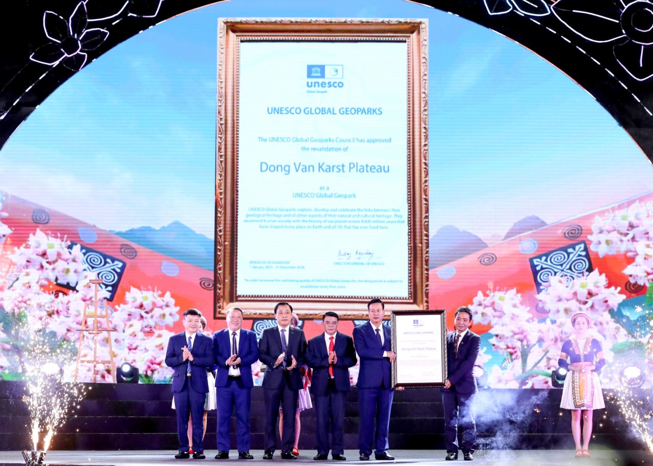 Thứ trưởng Bộ Văn hoá, TT&DL Hoàng Đạo Cương trao Bằng chứng nhận tái công nhận Công viên địa chất toàn cầu UNESCO Cao nguyên đá Đồng Văn lần thứ 3 cho Chủ tịch UBND tỉnh Nguyễn Văn Sơn và Chủ tịch UBND 4 huyện vùng Cao nguyên đá. (Ảnh: Báo Hà Giang)