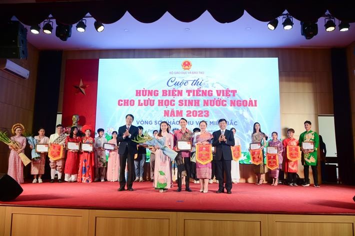 Ban Tổ chức trao giải Nhất Vòng sơ khảo khu vực phía Bắc cho đội thi đến từ Trường Hữu nghĩ 80